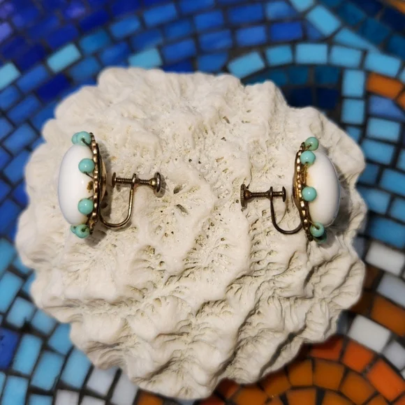 Vintage Milk Glass With Small Blue Glass Stones Screw On Eàrrings - Picture 7 of 7